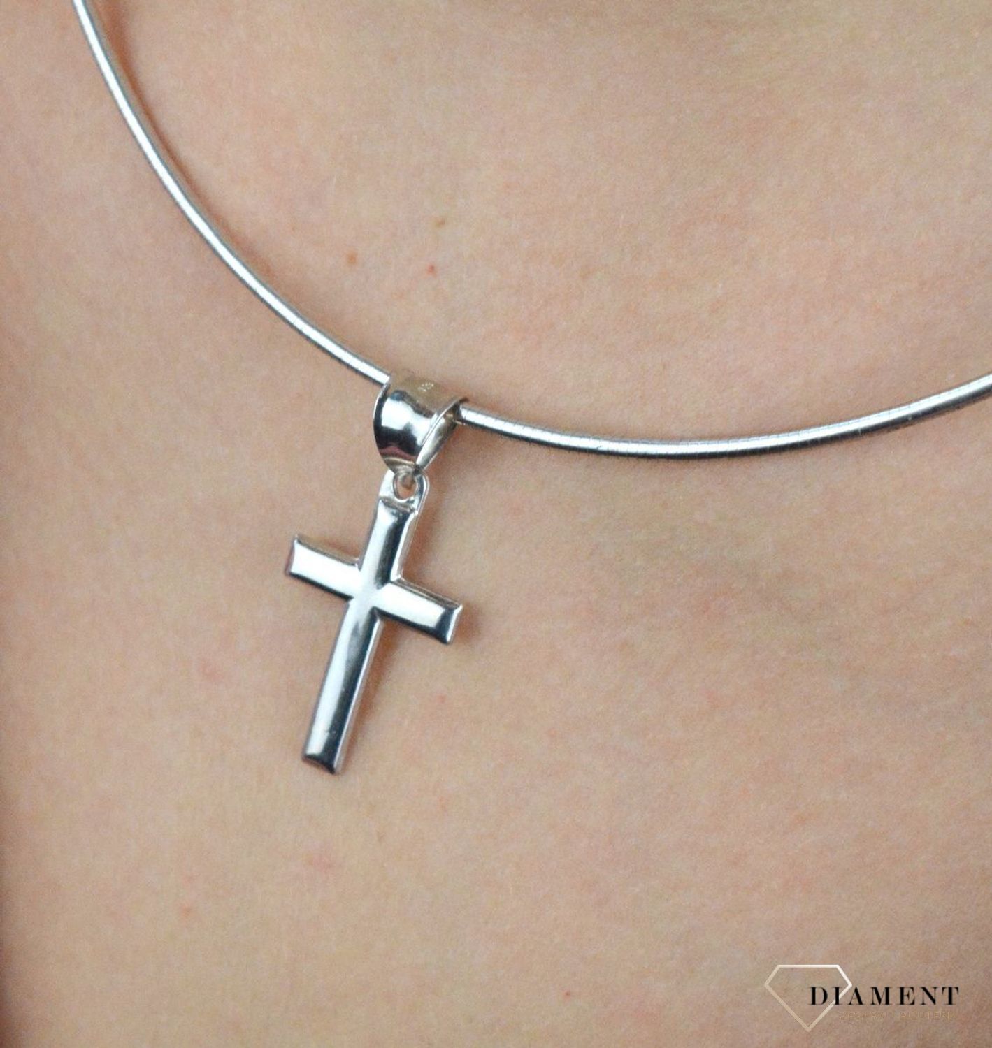 Srebrna zawieszka gładki krzyżyk DIA-ZAW-100981 TA-925. Efektowna zawieszka niewielkich rozmiarów w kształcie krzyżyk wykonano z wysokiej jakości srebra próby 925, z niezwykłą starannością i dbałością o każdy szczegół.jpg